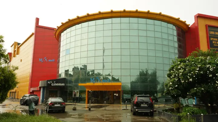 Glass frontage of MSX Mall on 4th Avenue after monsoon rain, Greater Noida