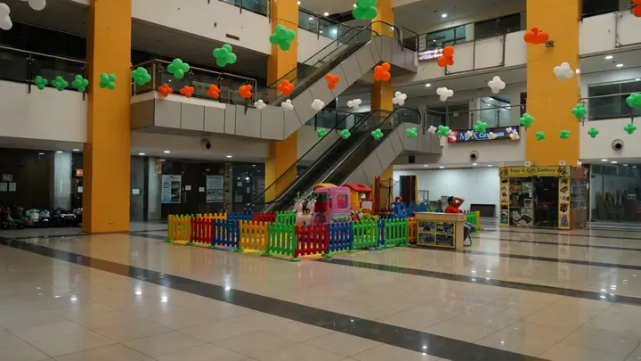 Central atrium with escalators and the children's play zone at MSX Mall, Greater Noida